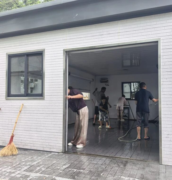 汗水耕耘校园景，初心守望学子归